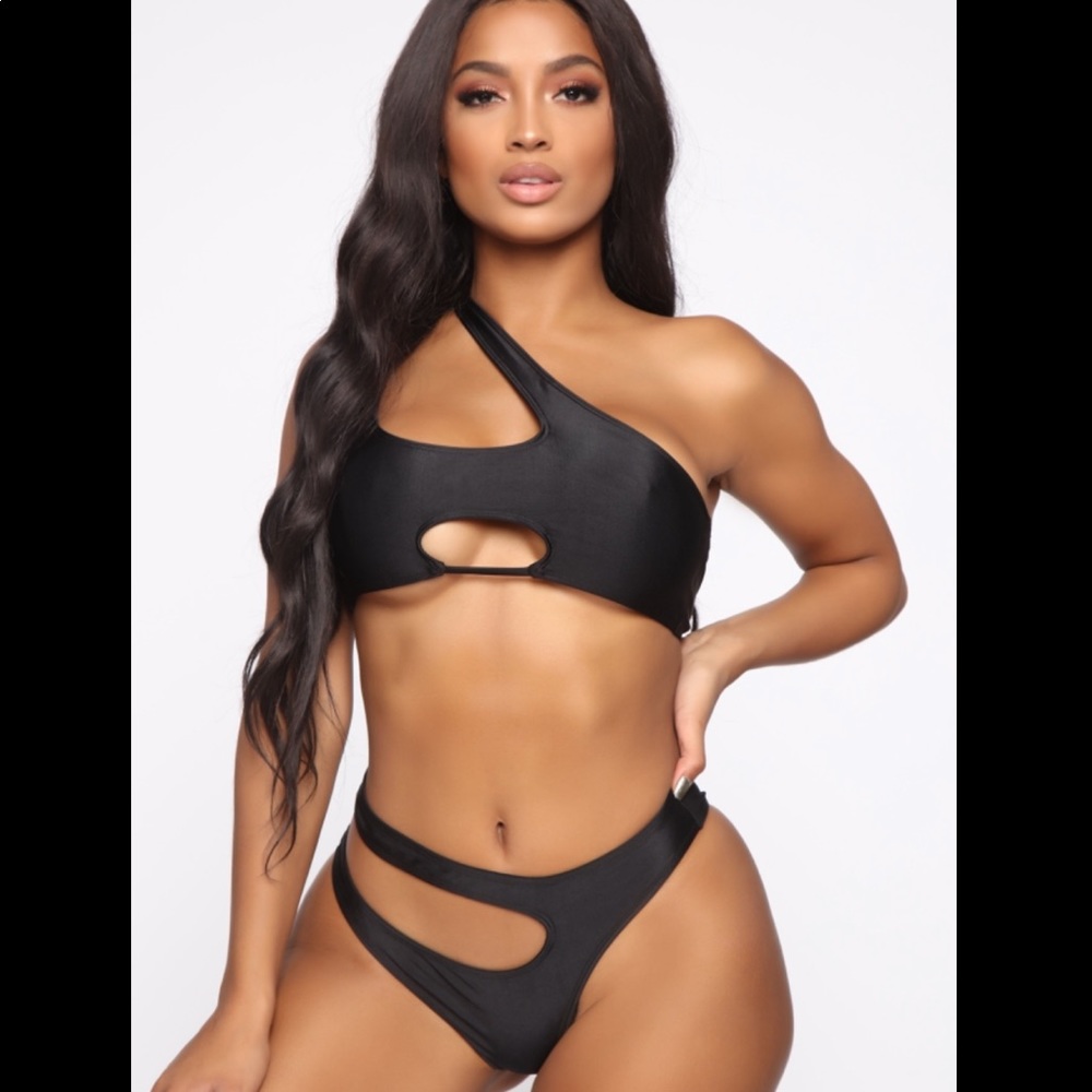 NWOT FASHIONNOVA CUT-OUT BIKINI
